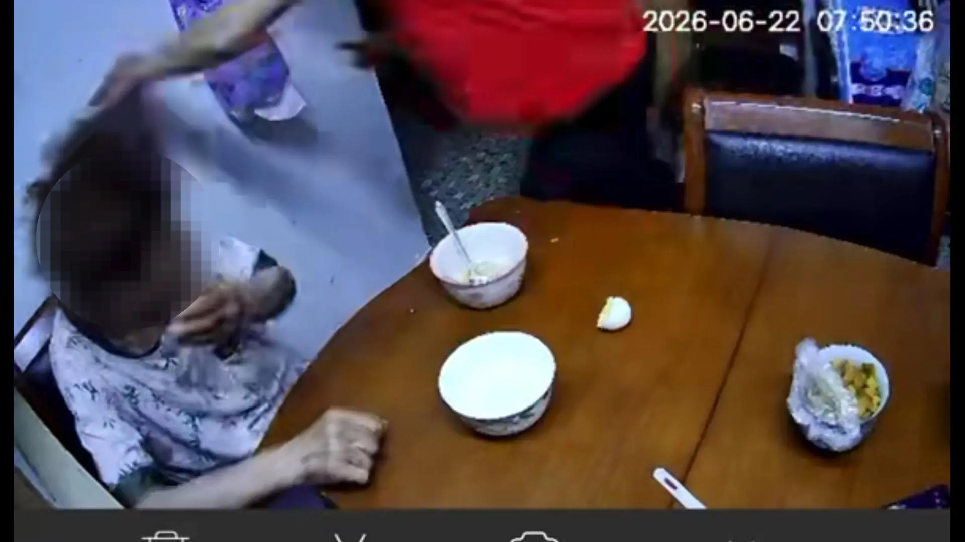 监控拍下老人被保姆姜某某拽着头发