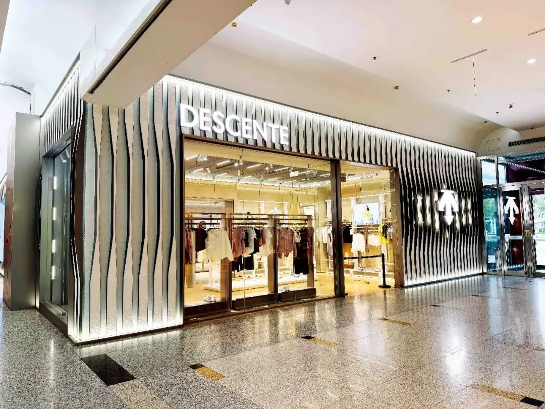 北京世纪金源购物中心一层集中了许多户外品牌店。摄影/贾诗卉