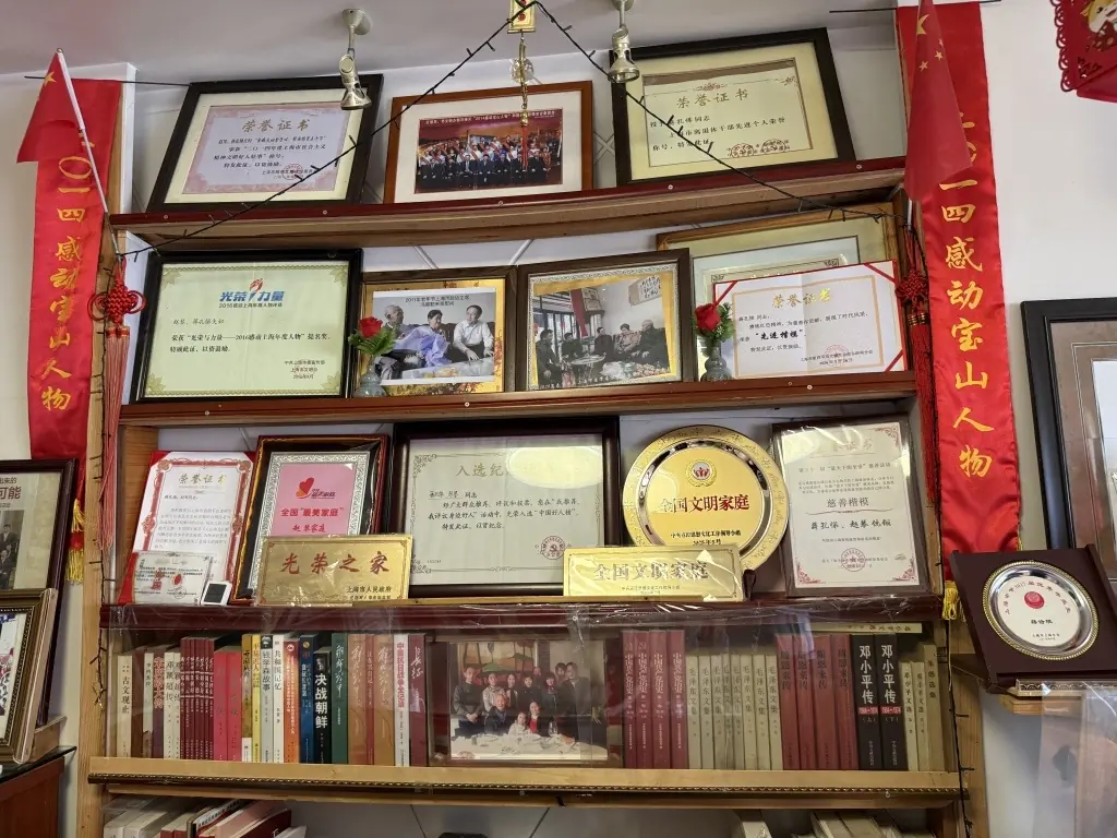 在家中,两位老人获得的荣誉陈列在客厅电视背景墙上。本文图片均为 澎湃新闻记者 陈斯斯 摄